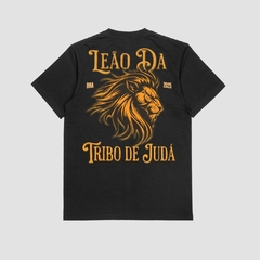Camisa preta da STYLE FUSION com estampa do Leão de Judá e texto em amarelo, representando a Tribo de Judá.