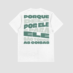 Camisa branca da Style fusion com texto em verde na parte de trás, destacando a frase "Porque dele, por ele e para ele são todas as coisas".