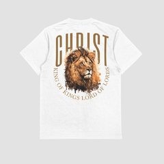 Camisa branca da STYLE FUSION com estampa de leão e a palavra "CHRIST" acima, acompanhada da frase "KING OF KINGS LORD OF LORDS".