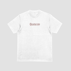 Camisa branca da STYLE FUSION com o versículo: Gálatas 2:20 na frente.