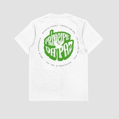 Camisa branca da STYLE FUSION com estampa verde "Príncipe da Paz" e pomba.