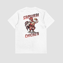 Camisa branca da Style fusion com estampa de um galo samurai musculoso, vestindo um quimono, com as palavras "SAMURAI CHICKEN" em destaque.