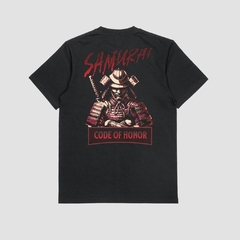 Camisa preta da STYLE FUSION com estampa de um samurai e a frase "CODE OF HONOR" na parte de trás.