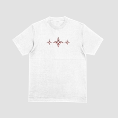 Camisa branca da Style fusion com estampa com shurikens vermelhas.