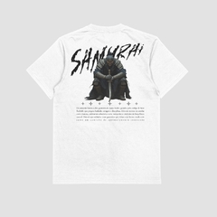 Camisa com estampa de samurai, apresentando ilustração e texto sobre a história dos samurais.