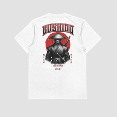 Camisa branca da style fusion com estampa de um samurai, destacando a palavra "BUSHIDO" e o código de honra em inglês e japonês.