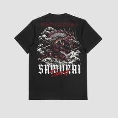 Camisa preta da style fusion com estampa de um samurai lutando contra um dragão em meio a ondas, com a palavra "SAMURAI" destacada em letras grandes.