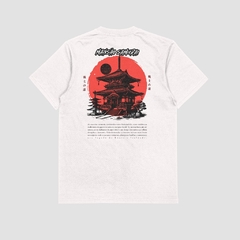 Camisa branca da STYLE FUSION com estampa na parte de trás, apresentando uma ilustração de um templo japonês em um fundo vermelho, acompanhada de texto em japonês e descrição em português sobre samurais.