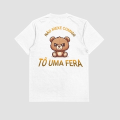 Camisa branca da style fusion com estampa de um ursinho caricatural e as frases "NÃO MEXE COMIGO" e "TÔ UMA FERA". Tom humorístico