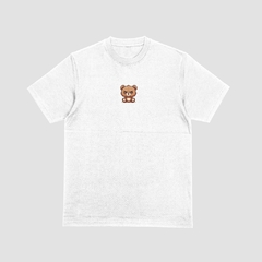 Camisa branca da style fusion com estampa de um ursinho caricatural na parte da frente
