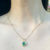 Dije de corazón con brillante verde. en internet