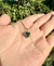 Dije de corazón con brillante verde. en internet