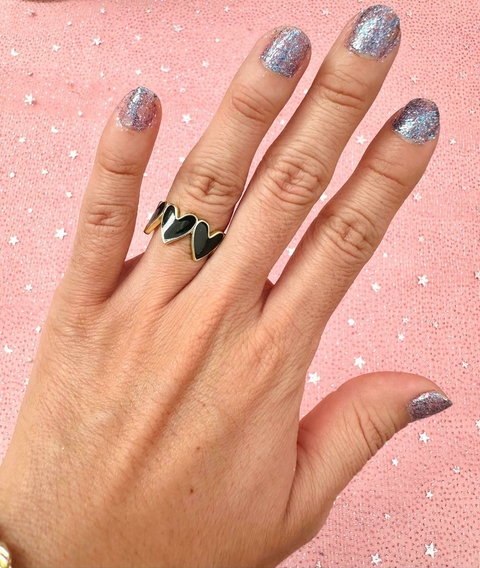 Anillo de corazones negros