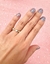 Anillo de corazoncitos blancos