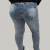Pantalon de jean chupin con tachas en internet