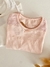Remera con detalle broderie rosa
