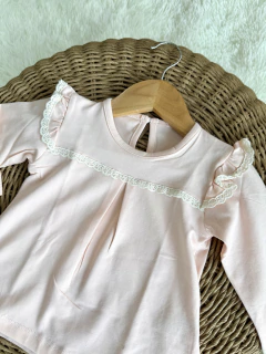 Remera manga larga con detalle rosa en internet