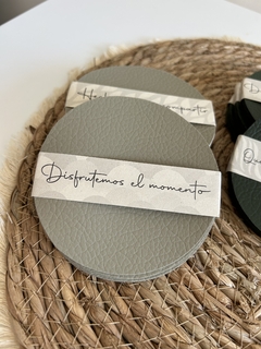 Posa Vaso símil cuero circular en internet