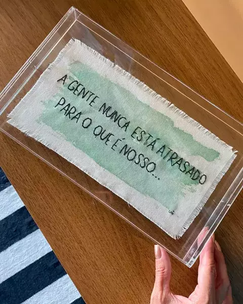 Quadro A gente nunca está atrasado - 30 cm x 18 cm - comprar online