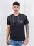 A Camisa Masculina com Decote em V é a escolha perfeita para quem busca conforto, estilo e qualidade. Camisa feita com 100% algodão, oferece uma sensação macia e fresquinha, ideal para o dia a dia. Seu decote em V moderno adiciona um toque de elegância e 