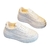 Sapatos pequenos de couro branco com sola grossa na internet