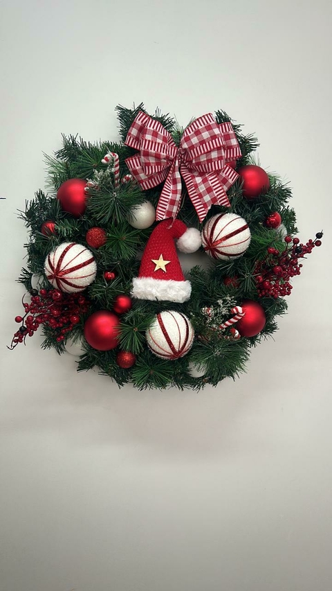 Guirlanda de Natal branca e vermelha com gorro Noel 60cm Cód. 2003 - comprar online