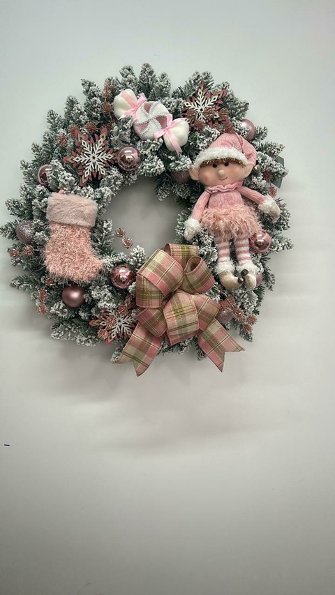 Guirlanda de Natal nevada com boneca rosa 60cm Cód. 2004 - comprar online