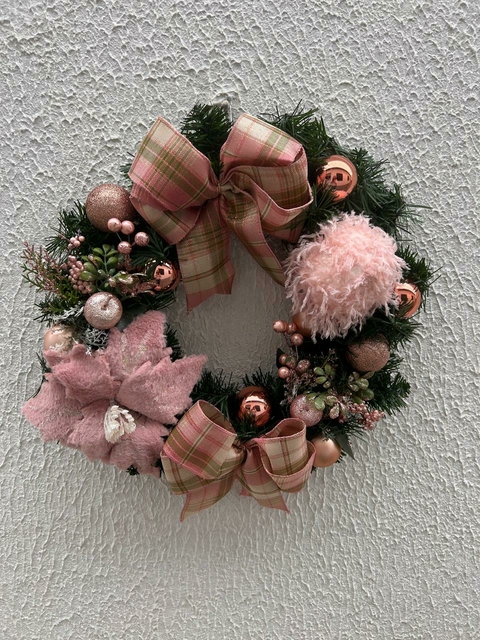 Guirlanda de Natal com laço xadrez e pompom rosa 45cm Cód. 2078 - comprar online