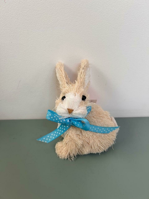 Coelha sentada com laço azul palha 10cm Cód. CO028-1 - comprar online
