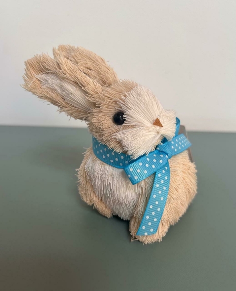 Coelho com laço azul palha 12cm Cód. CO029P - comprar online