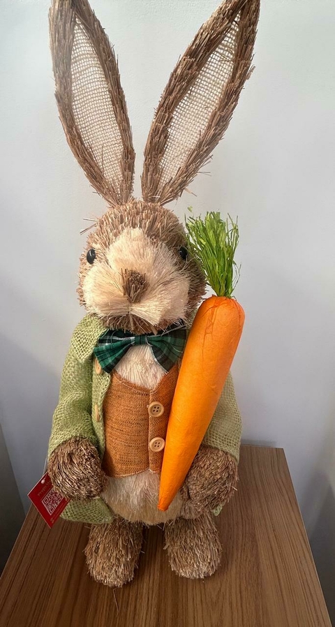 Coelho rústico de palha em pé verde 61cm Cód. CO667 - comprar online