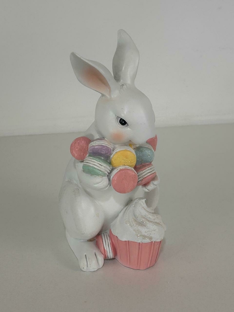 Coelho com macarrons em resina 20cm Cód. RS2653 - comprar online