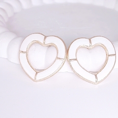 Brincos coração esmaltados branco - dourado Ref376