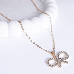 Colar folheado pingente lacinho cravejado strass - REF388
