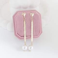 REF 407 - Brincos longo com pérolas folheados a ouro