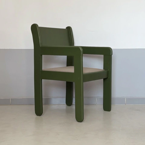 Silla con descansabrazos verde olivo