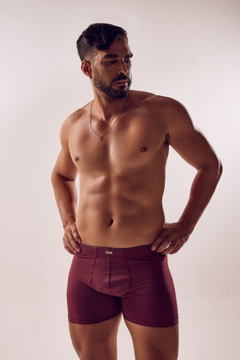 Modelo masculino usando cuecas box bordô em microfibra, destacando conforto e estilo.