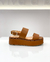 SANDÁLIA FLATFORM EM COURO COM FIVELA CARAMELO - comprar online