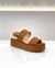 SANDÁLIA FLATFORM EM COURO COM FIVELA CARAMELO