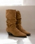 BOTA DE CANO MÉDIO SLOUCH EM COURO E SALTO BLOCO CARAMELO - comprar online