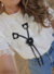 T-shirt Off White com Broche Flor Removível