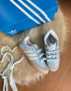 Tênis Azul Bebê/Branco na internet