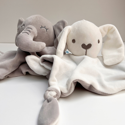 Mantita de apego de felpa con un elefante gris y un conejo blanco