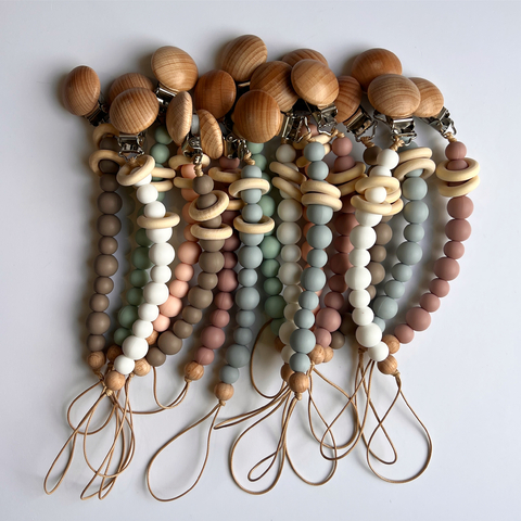 Portachupones coloridos con cuentas de madera y silicona, ideales para sujetar chupetes.