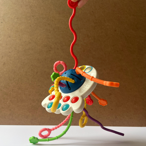 Juguete sensorial Gusi Gusano con colores brillantes y formas diversas, ideal para el desarrollo infantil.