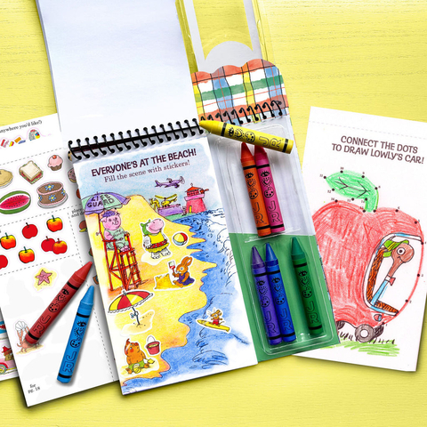 Libros de actividades para niños con dibujos y crayones, incluyendo una página de playa y una actividad de conectar puntos.