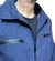 Casaco acolchoado azul com zíperes frontais, ideal para o frio.