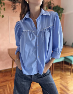 CAMISA SAFARI LISA CELESTE - PAPAYITAS.OK