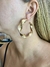 Argola G torcida folheada a ouro 18k - comprar online