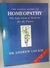 The Family Guide To Homeopathy The Safe Form Of Medicine For The Future - Autor: Dr. Andrew Lockie (1989) [usado]